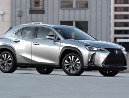 Lexus анонсировал продажи компактного кроссовера UX в России