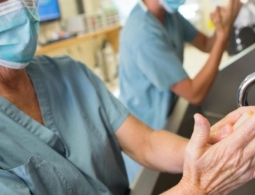 Бактерии начали приобретать устойчивость к самому распространенному антисептику