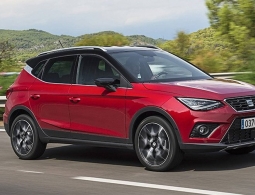 Seat представил битопливную версию кроссовера Arona