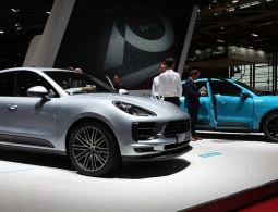 Porsche назвал российские цены на обновленный Macan