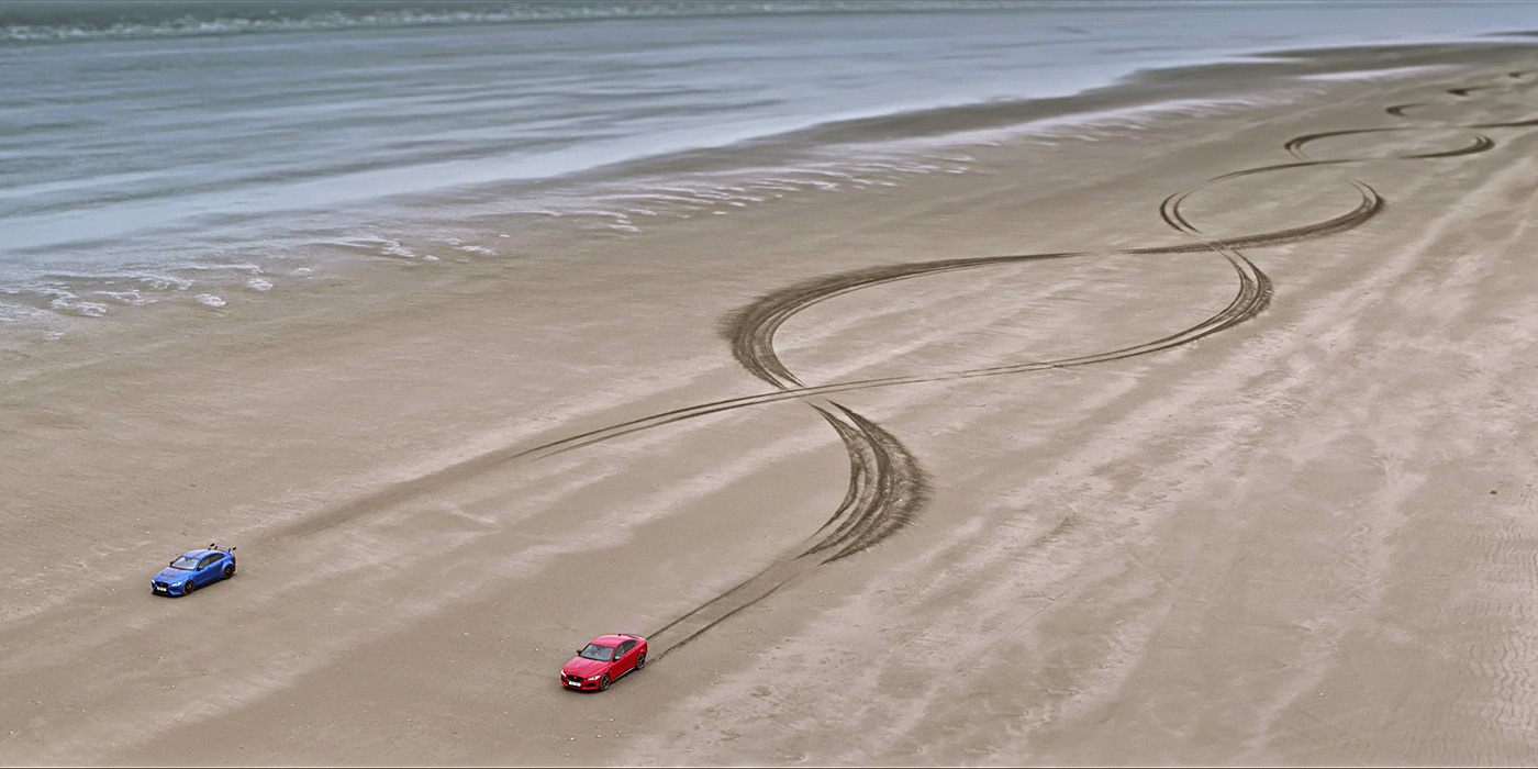 Видео: два спортивных Jaguar рисуют цепочку ДНК на песке