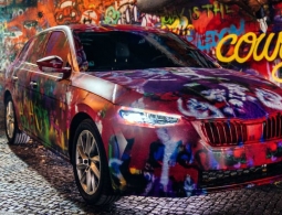 Новую модель Skoda разукрасили в стиле стены Леннона в Праге