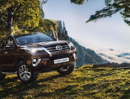Toyota привезла в Россию бензиновый Fortuner