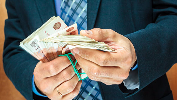 Долг до 100 тысяч рублей теперь можно требовать через работодателя должника