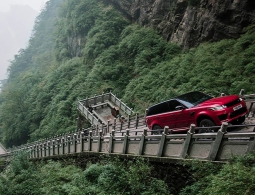 Видео: Range Rover преодолел 999 ступенек по пути в «Небесные врата»