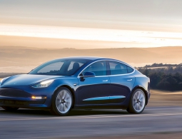 В России назвали цены на Tesla Model 3