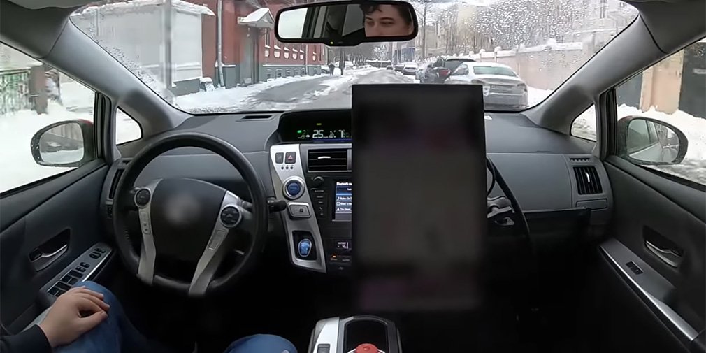 Видео: беспилотное такси «Яндекса» едет по Москве после снегопада