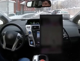 Видео: беспилотное такси «Яндекса» едет по Москве после снегопада