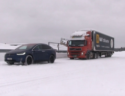 Видео: кроссовер Tesla буксирует 43-тонную фуру по снегу