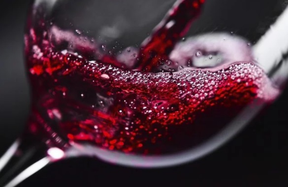 Красное вино способно предотвращать заболевания зубов и дёсен