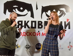В московском метро прошел рэп-баттл "поэтов XX века"
