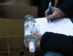 Доля "паленого" алкоголя в мелкой рознице достигает 80%, показала проверка