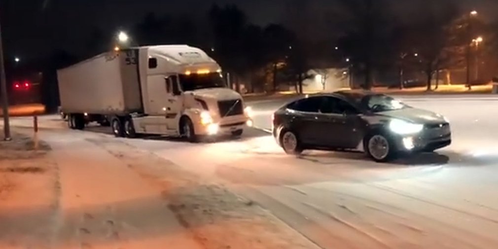 Видео: кроссовер Tesla буксирует фуру в горку по снежной дороге