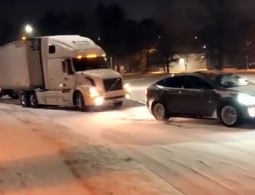 Видео: кроссовер Tesla буксирует фуру в горку по снежной дороге