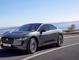 Видео: первый электрический Jaguar сразился с Tesla Model X