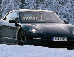 Испытания первого электрокара Porsche показали на видео