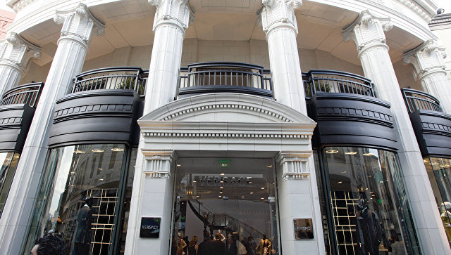 Модный дом Versace отказался от использования натурального меха