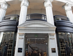 Модный дом Versace отказался от использования натурального меха
