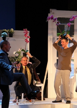 Взрослая дочь молодого человека