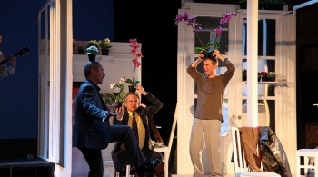 Взрослая дочь молодого человека