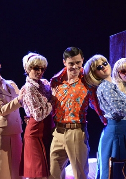 Улыбайтесь, господа! | Русский драматический театр