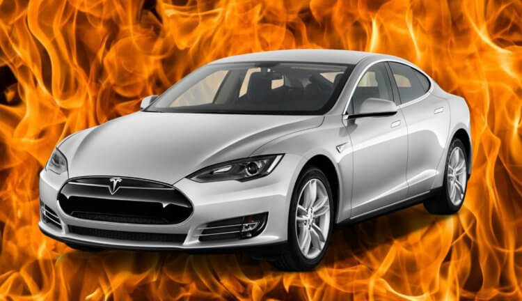 Автомобиль Tesla Model S взорвался на парковке, повредив соседние машины