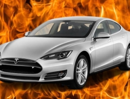 Автомобиль Tesla Model S взорвался на парковке, повредив соседние машины