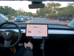 Tesla показала работу автопилота на видео