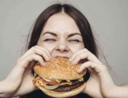 Стресс запускает в человеке процессы, приводящие к быстрому ожирению