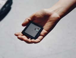 На секретной конференции Amazon показали новый чип. Он может изменить будущее искусственного интеллекта