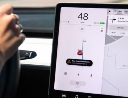 Автомобили Tesla будут реже создавать аварийные ситуации на встречной полосе