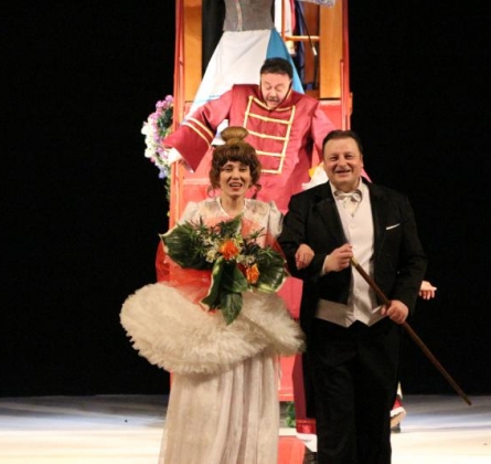 За двумя зайцами | Гомельский областной драматический театр