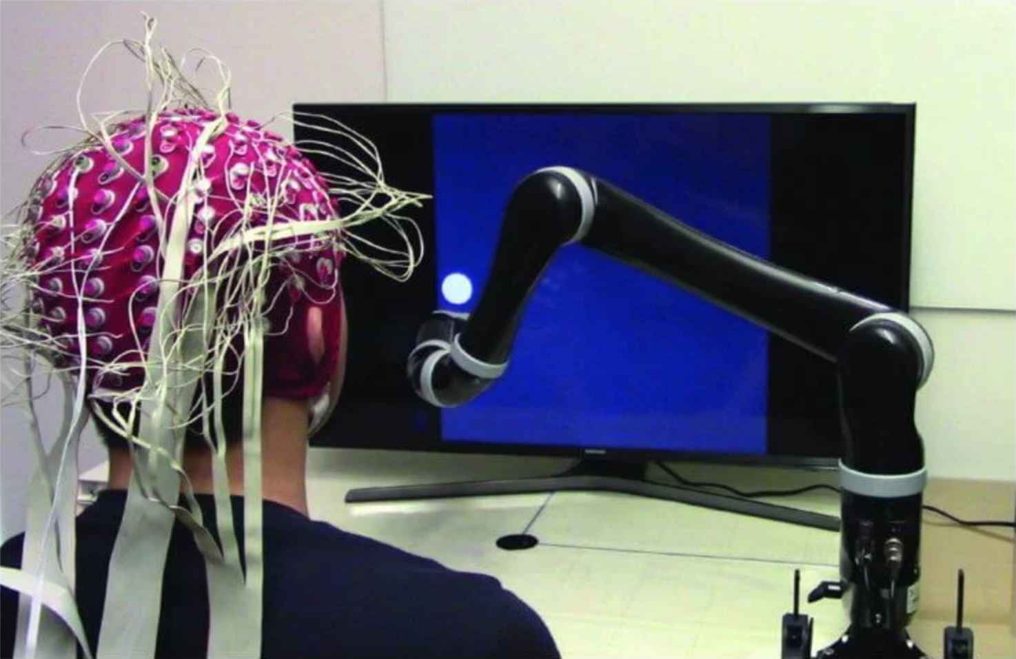 Создана первая в мире управляемая силой мысли роботизированная рука