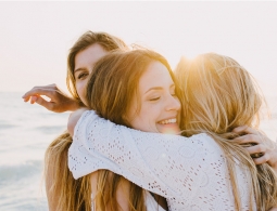 Обнимайтесь на здоровье: все, что нужно знать о пользе объятий