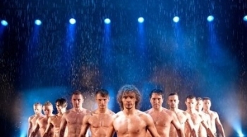 Шоу под дождем