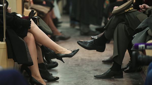 Специалисты по этикету советуют не надевать кроссовки с деловым костюмом