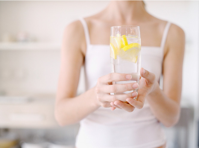 9 причин начать пить лимонную воду