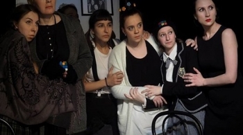 Восемь любящих женщин | Театральный ОсобнякЪ