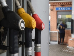 Правительство и нефтяники договорились о стабилизации цен на бензин
