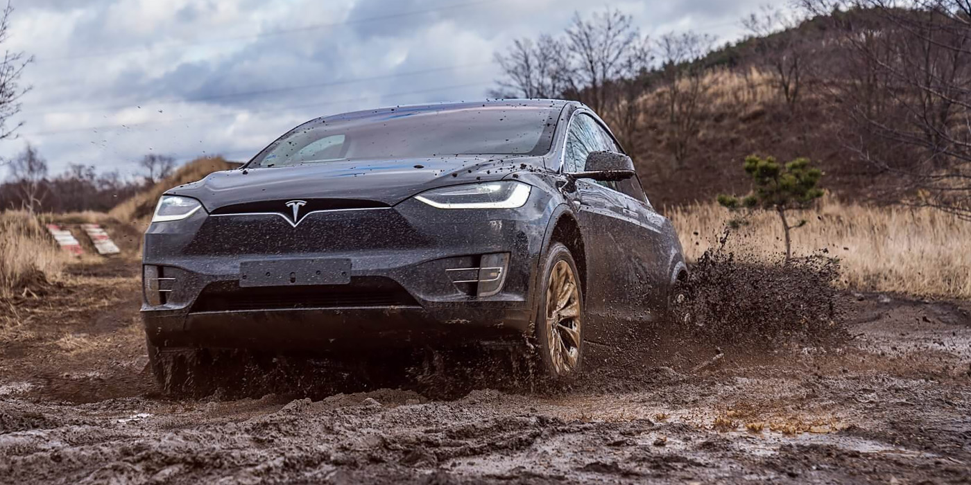Видео: Tesla Model X загнали в глубокую грязь