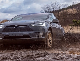 Видео: Tesla Model X загнали в глубокую грязь