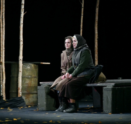 Луна и листопад | Русский драматический театр