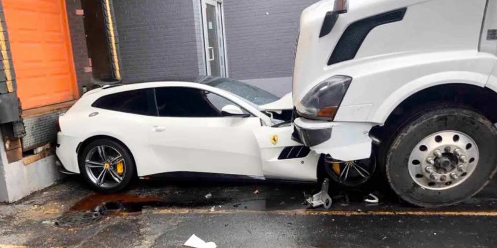 В США водитель грузовика уничтожил Ferrari своего начальника