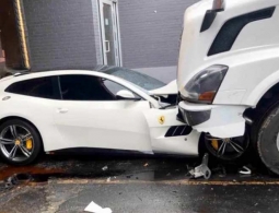 В США водитель грузовика уничтожил Ferrari своего начальника