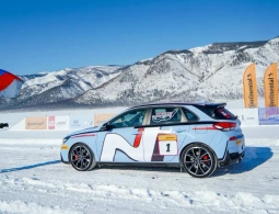 Видео: хот-хэтч Hyundai i30 N установил рекорд скорости на льду Байкала