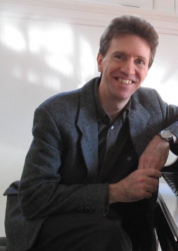 Джек Гиббонс играет Джорджа Гершвина