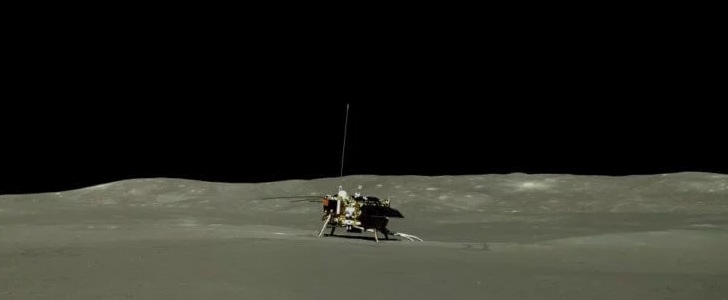 Китайский луноход передал новые фотографии обратной стороны Луны
