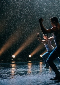 Шоу под дождем