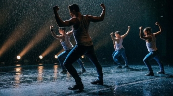 Шоу под дождем