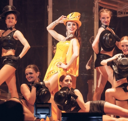 В джазе только девушки